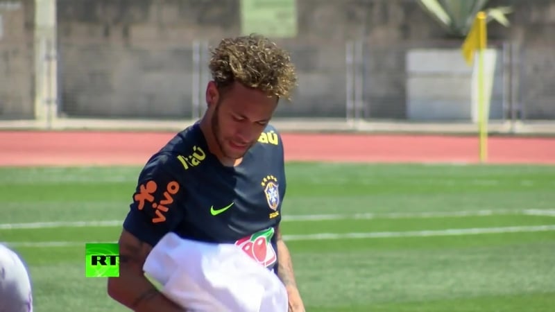 Мука и куриные яйца от неймара футболист необычным образом поздравил партнёров по сборной