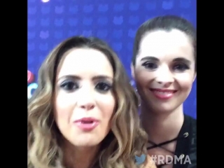 « @lauramarano and @vanessamarano congratulate @gwenstefani for winning the hero award at the #rdma!»