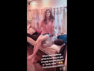 Indian actress kriti sanon butt crush her makeup artist