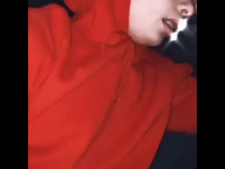 Парень флексит под треки kizaru