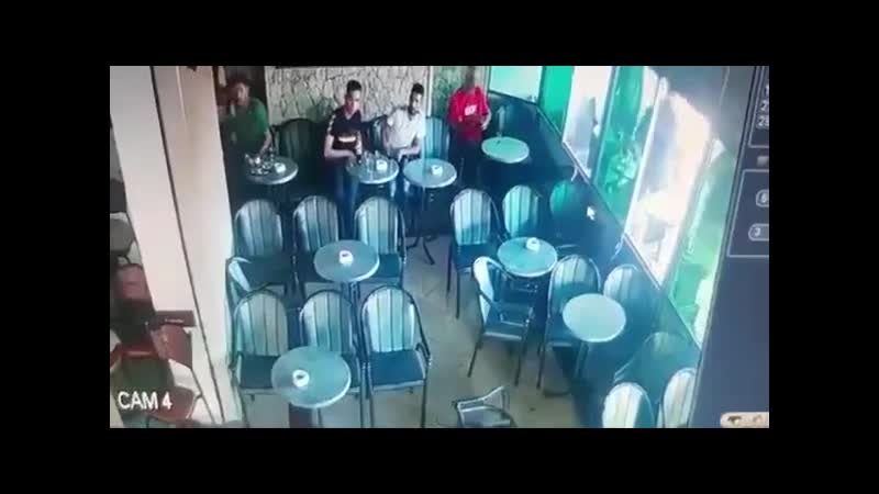 Неадекватный дед перерезал горло мужчине
