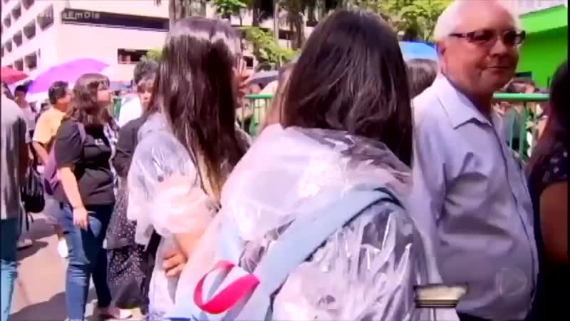 Mano eu choro demais vendo esses pais emocionado por terem comprado os ingressos pras filhas pqp