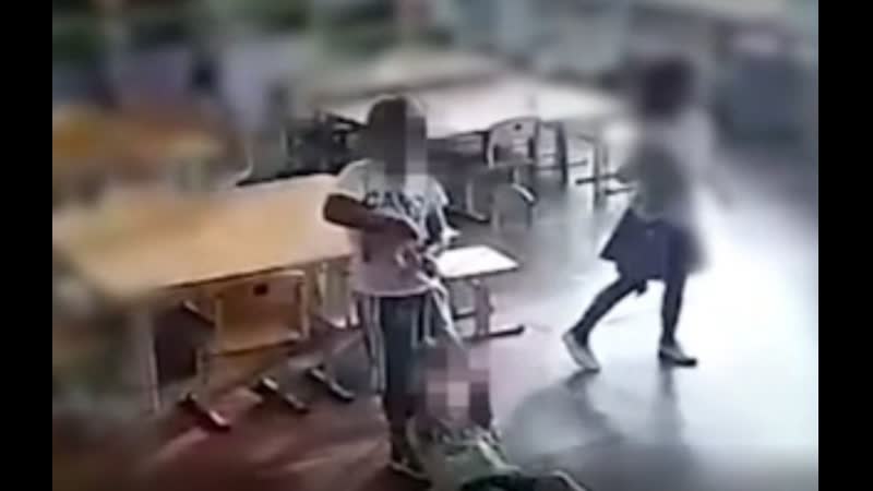 Четырехлетний малыш молодыешнурком своего сверстника в секс саду