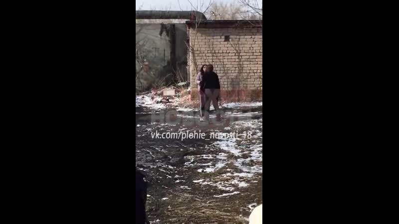 В челябинской области две девушки жестоко избивают третью