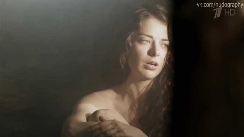 Er xotiniga sovga berdi: guruh jinsiy aloqa.