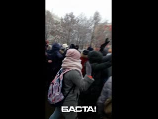 "жители зелёного бора окружили силовиков те распылили в лица протестующих газ и стреляли люди не разбежались