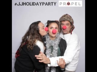 Nina dobrev com sua mãe e seu pai na cabine de fotos da just jared holiday party em beverly hills (c conexão dobrev