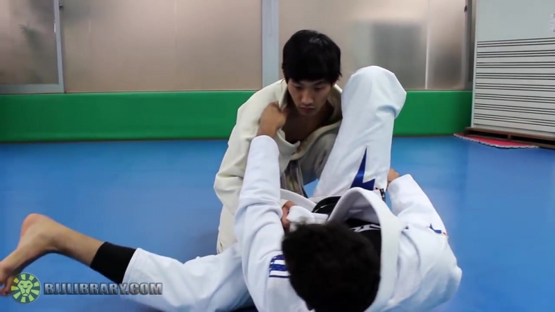 Spider guard scissor sweep to triangle with romulo barral (bjjlibrary com)
