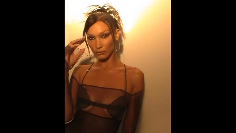 В прозрачном боди и строгих брюках белла хадид вышла в свет с голой грудью