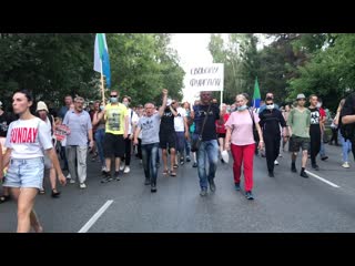 Протестующие в хабаровске идут к суду, где судят водителя «фургаломобиля»