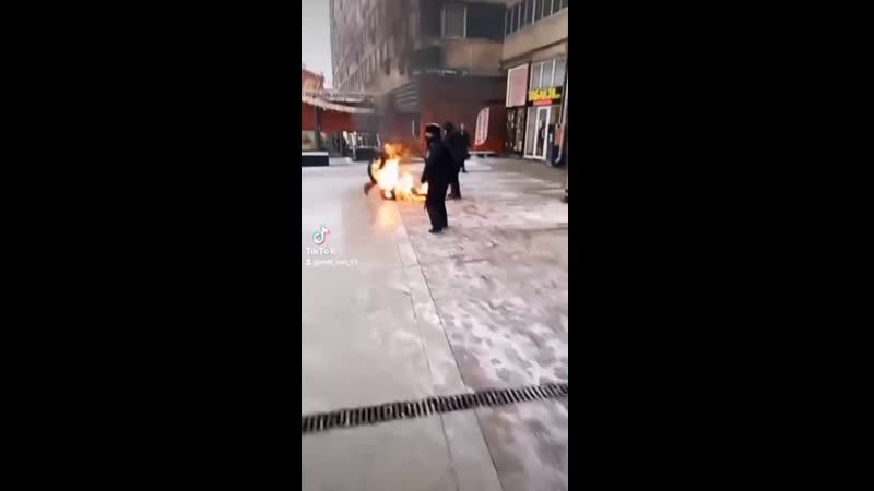 У метро тверская мужчина пытался,пытался сжеч неадекватные прохожие помешали