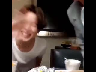 Lmao jinmin ended vlive bc they knew it was jungkook and he indeed showed up ㅋㅋㅋㅋㅋㅋ