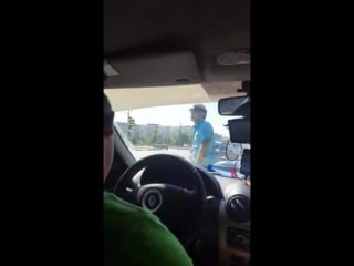 Чувак прыгнул на капот таксисту