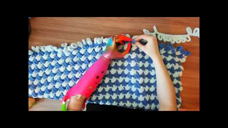 Девушка вяжет с протезом руки