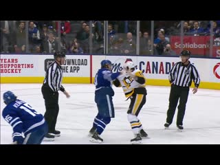 Kasperi kapanen tries to fight patric hornqvist then takes on mccann instead