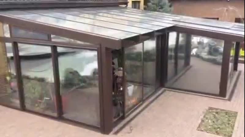 Зимний сад со стеклянной крышей и раздвижными панорамными порталами