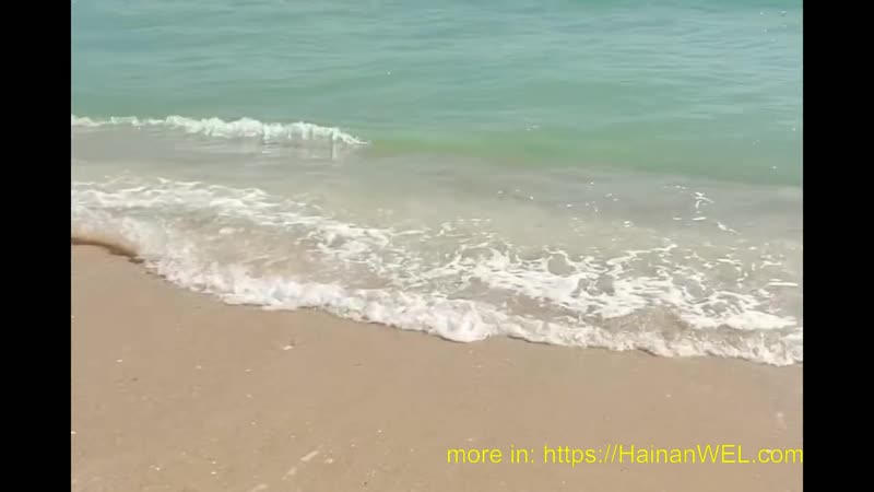 На берегу моря в санья, на острове хайнань, китай