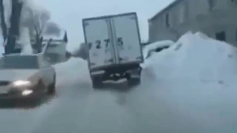 Прикол на дороге баба истерит в машине