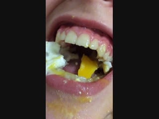 Кушает яичницу моя зая