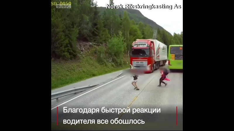 Школьника едва не сбила фура