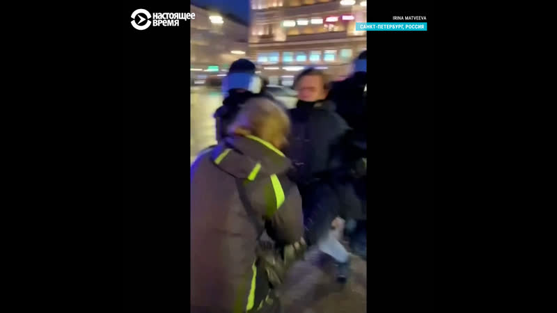 Омоновец ударил пожилую женщину ногой в молодые