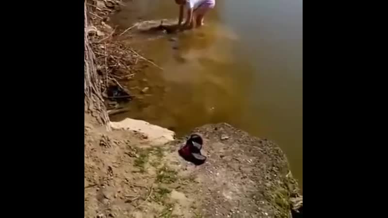 Когда жена напросилась на рыбалку, но забыла удочку