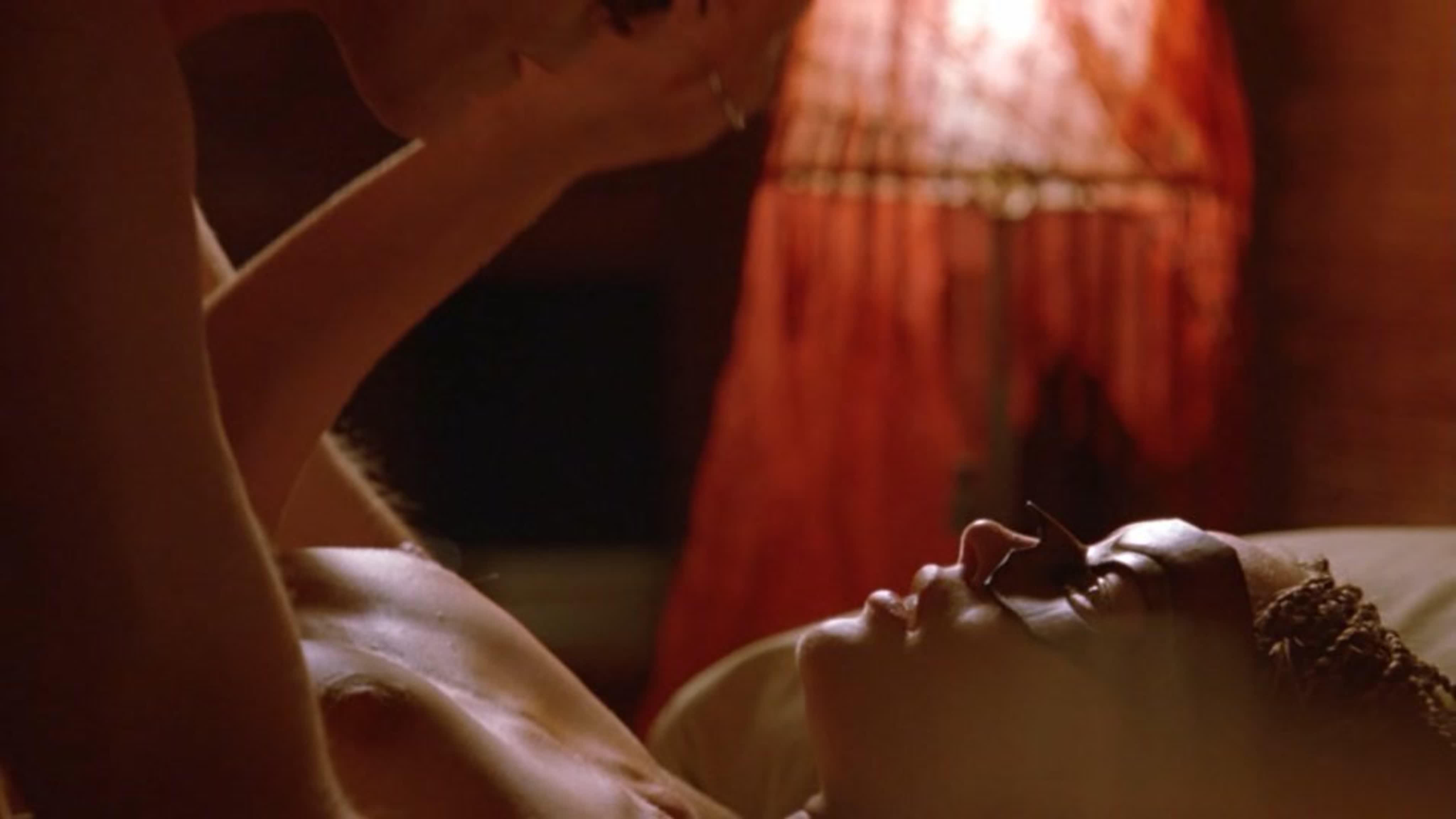 BDSM секс-машиналарындағы күшті оргазмалар Эротикалық фотостудия