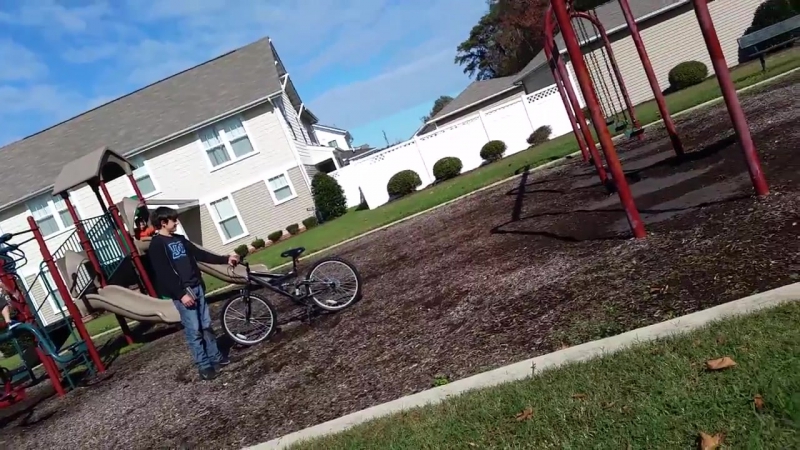 В попытках повторить известный трюк с качелями и велосипедом