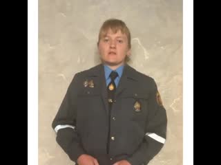 Офицер милиции снимает форму