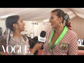 Ashley graham on accidentally arriving early to the met gala met gala 2019 with liza koshy vogue [rus sub]