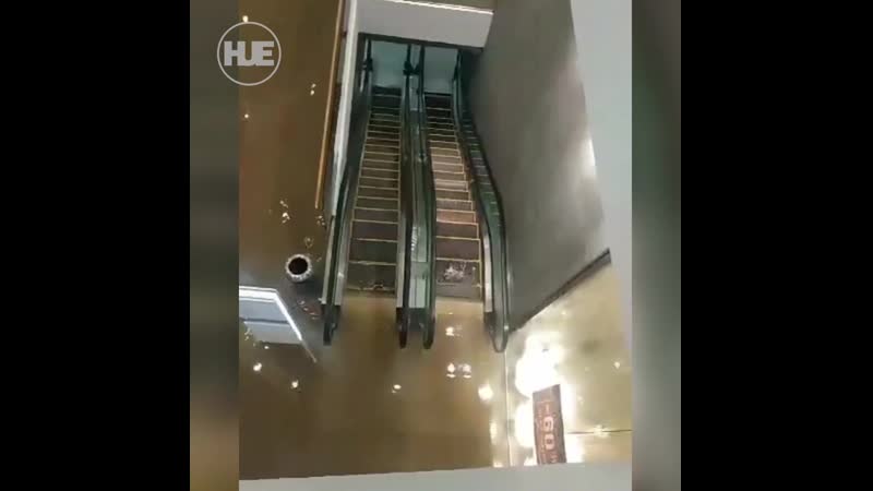 В киеве торговый центр ocean plaza затпило кипятком из за прорыва теплотрасы