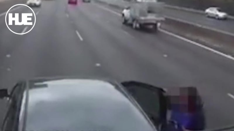 Грузовик дважды "пнул" машину, которая подрезала его