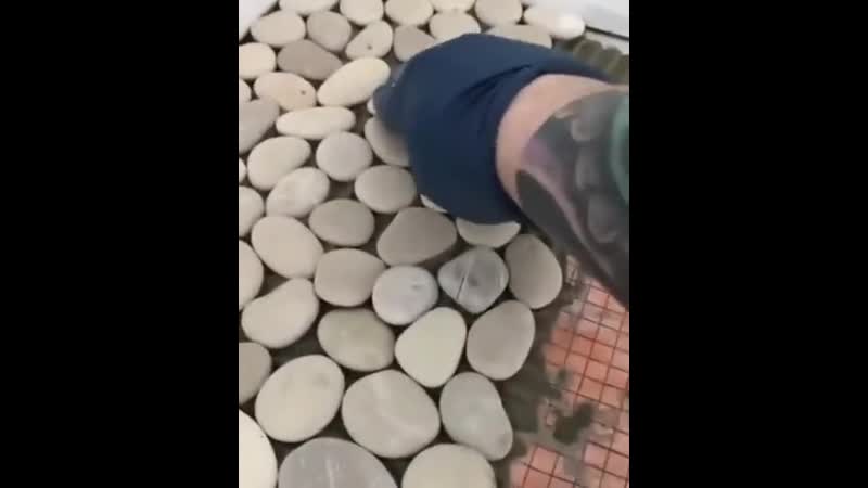 Галька на полу в душевой кабине