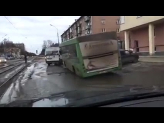 В ярославле накануне госсовета по безопасности дорожного движения автобус провалился в яму