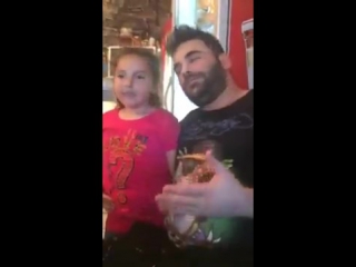 Pantelis pantelidis and girl singing de se synchwrw (sto xa pei)