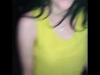 Пьяная юля вылезает из под стола в клубе