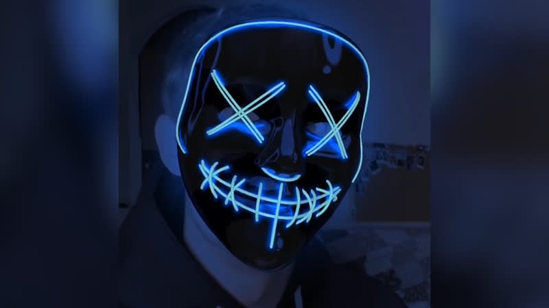 Эдвард атева в неоновой маске