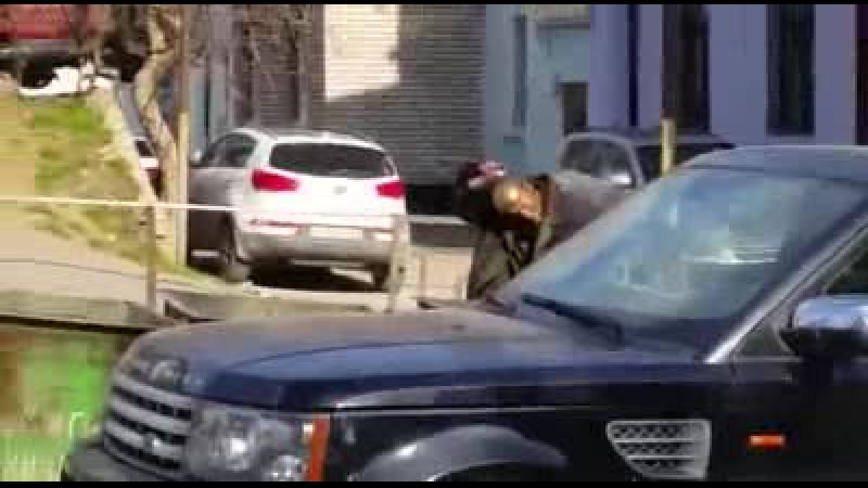 Бомж использует балончик не по назначению