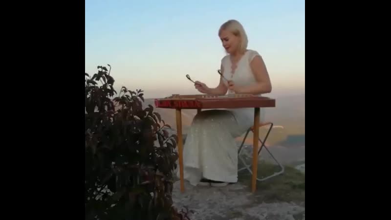 Українка на цимбалі грає музику з пісні вахтанга кікабідзе чіто гріто