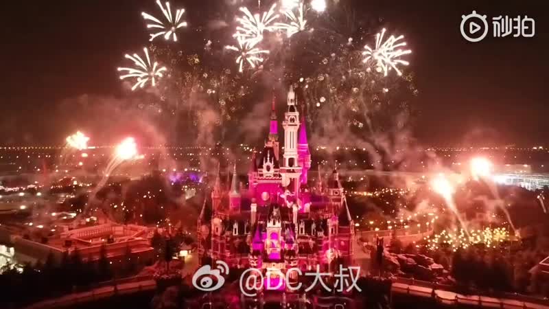 Новогодний салют в шанхайском диснейленде