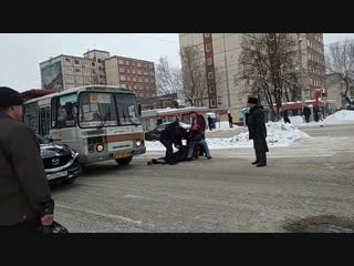 Пьяный дебошир избил водителя маршрутки в кемерово драка на проезжей части