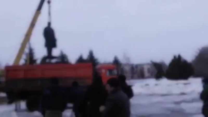 Демонтаж памятника ленину в путивле 10 02 2016