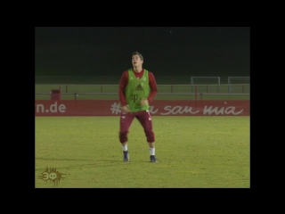 Robert lewandowski shows off his skill in training