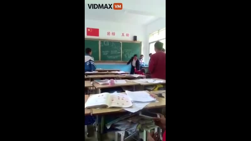 Поднебесный учитель китайского языка отвешивает сочных тумаков ученику, должно быть за какой то тяжкий косяк