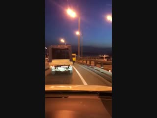 Во владивостоке несколько парней прикинулись автобусом, чтобы пройти по золотому мосту, который закрыт для движения пешеходов