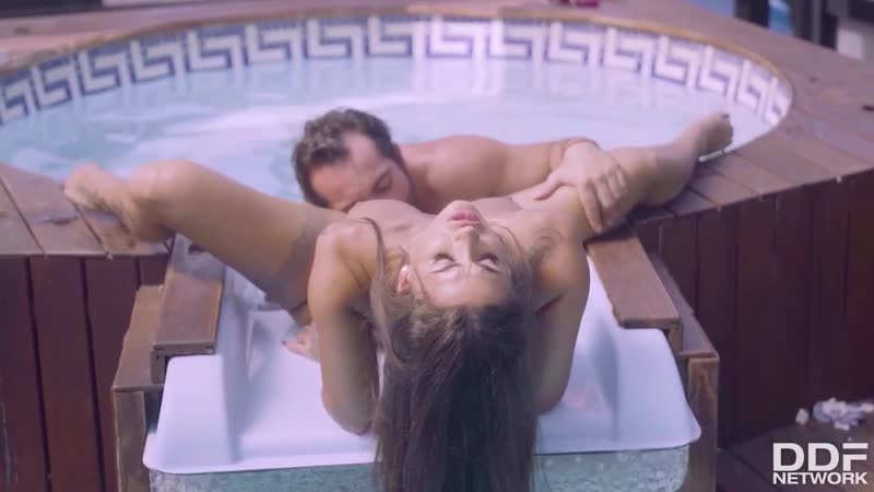 Ролики с кончила от куни в бассейне ▶️ Лучшие секс-ролики