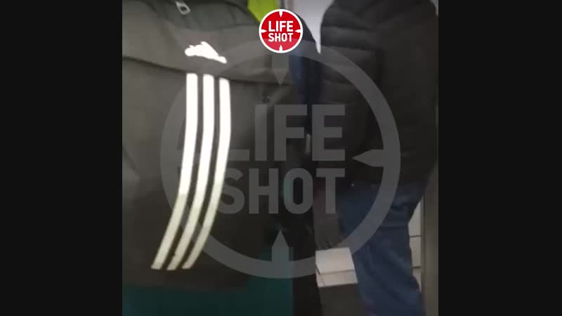 В питере несколько парней набрали в супермаркете алкоголя, сложили в рюкзаки и направились к выходу не заплатив