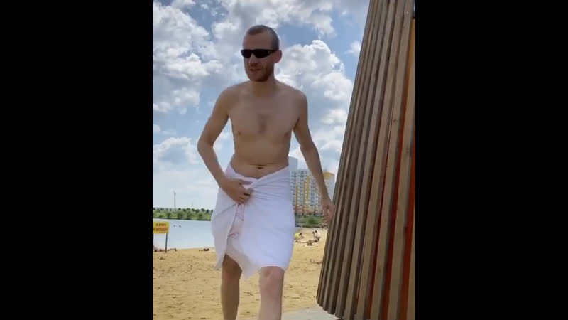 Зёма с милой на пляже