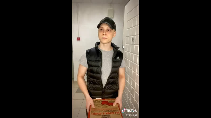 Доставщик пиццы выебал пиццу еблан 🍕