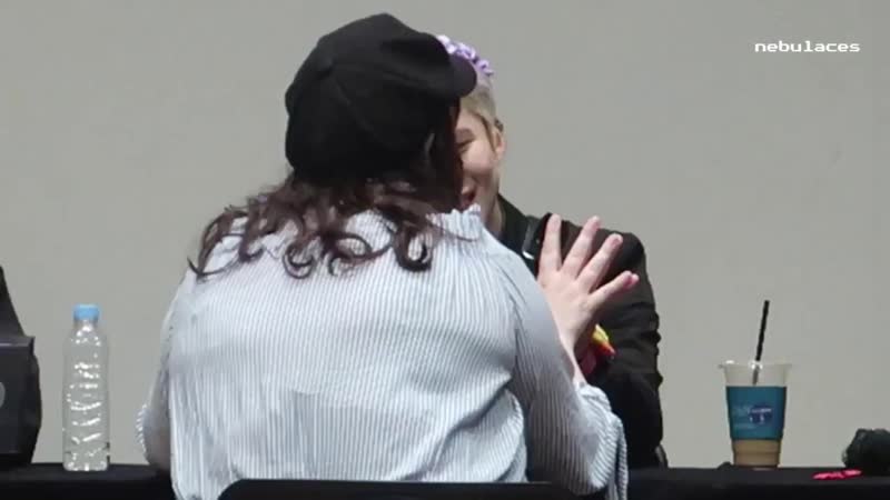 Junhee has small hands! baby handeu!